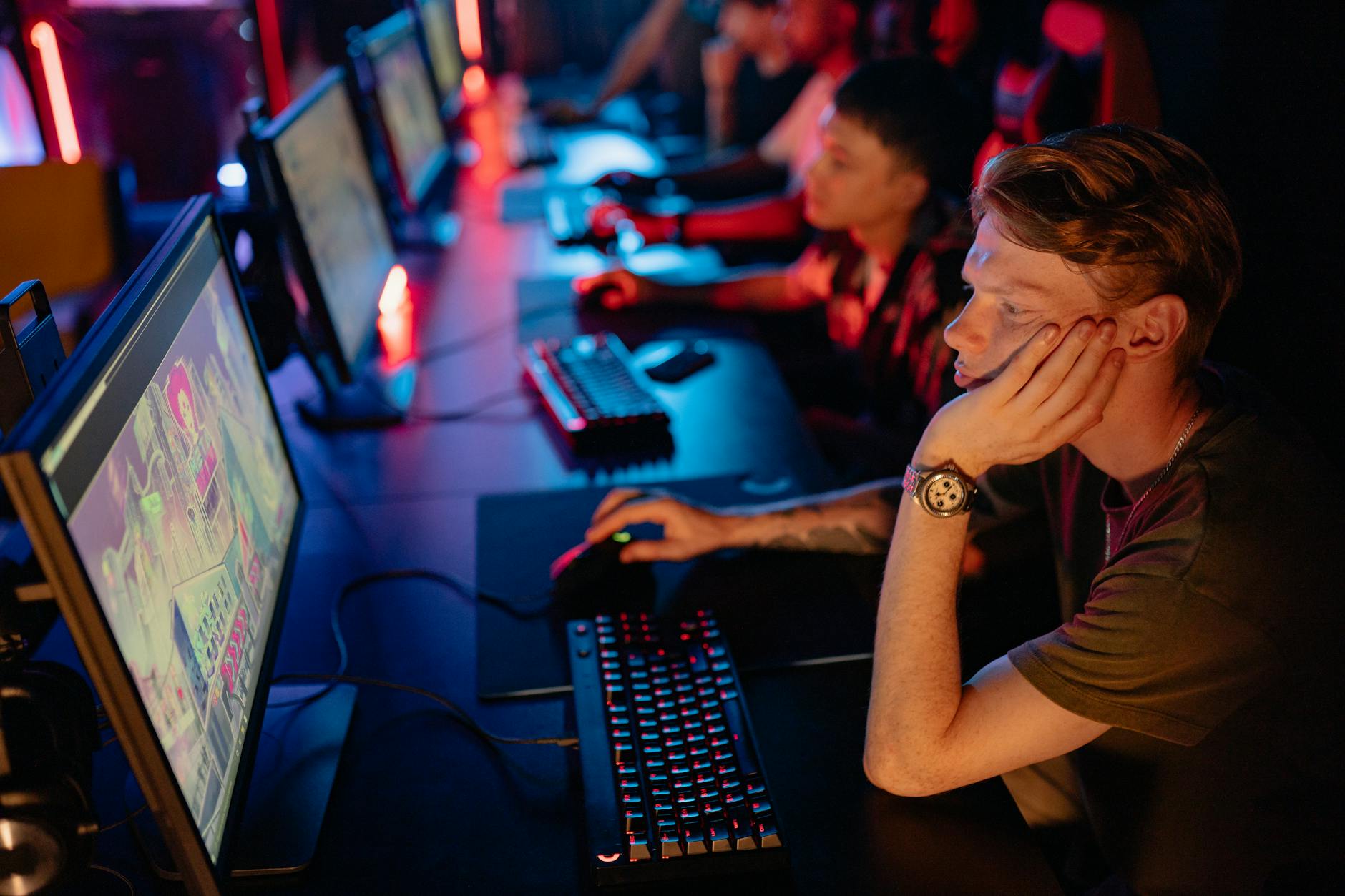a team looking bored while playing online games